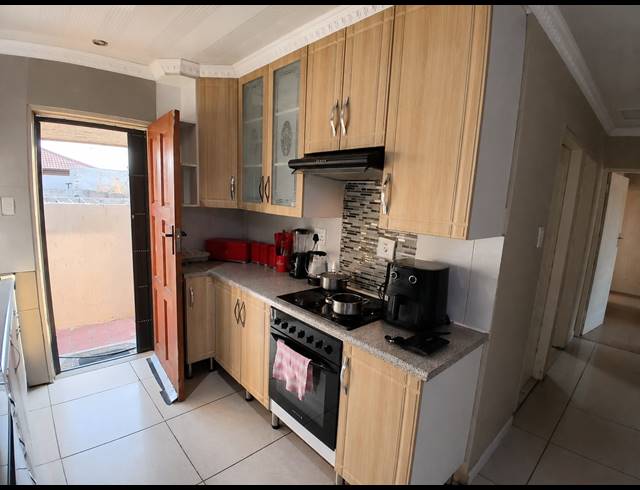 3 BEDROOM HOUSE FOR SALE IN LAKESIDE